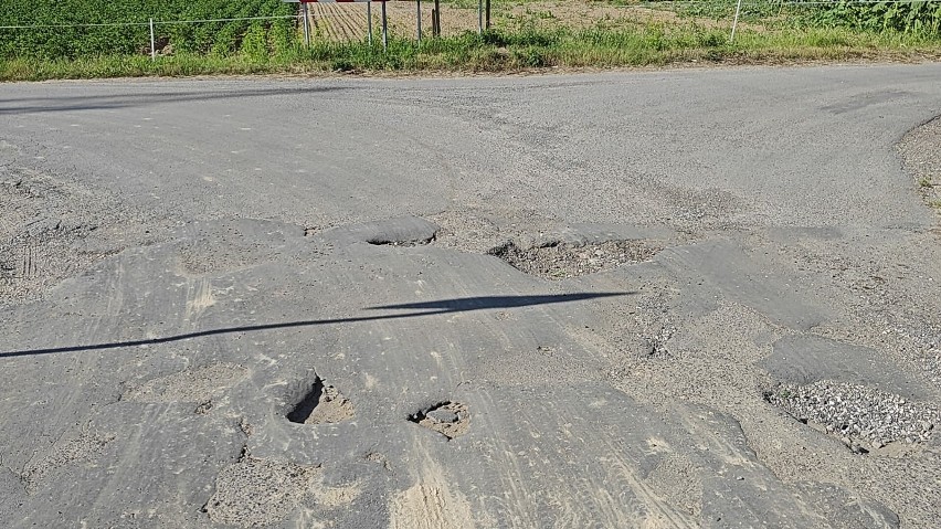 Fatalny stan drogi na ul. Cedrowej w gminie Niemce. Czy to zmieni się?