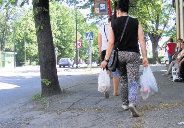 Remont tego chodnika jest konieczny - mówią mieszkańcy