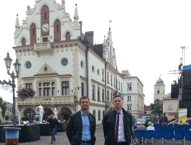 Marcin Joka i Michał Bogucki przed rzeszowskim ratuszem