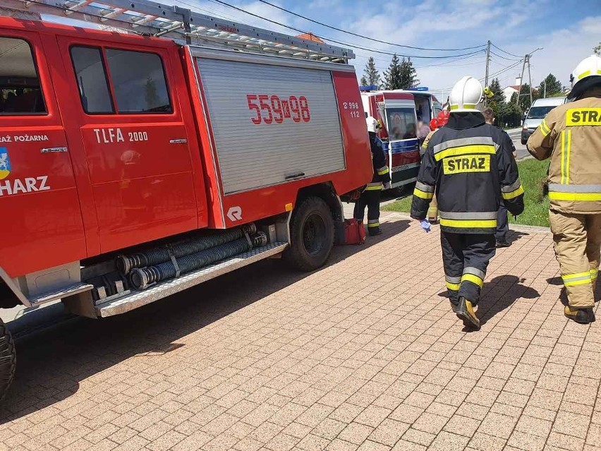 Na ratunek poparzonemu 15-latkowi ruszyli m.in. strażacy....