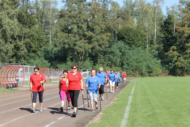 Na miejskim stadionie w Namysłowie seniorzy rywalizowali m.in. w nordic walking.