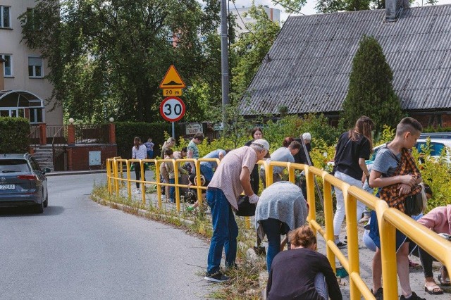 Weekendowe sprzątanie skweru przy Podgórnej przyciągnęło kilkadziesiąt osób, które do Torunia przyjechały z Ukrainy.