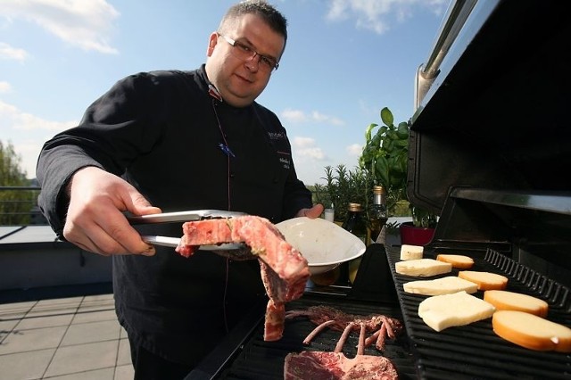 Mirosław Jabłoński pochodzi z Witosławic w powiecie ostrowieckim. Wielokrotnie nagradzany, należy do czołówki polskich kucharzy. Od marca 2009 roku jest szefem kuchni hotelu andel's w Łodzi.