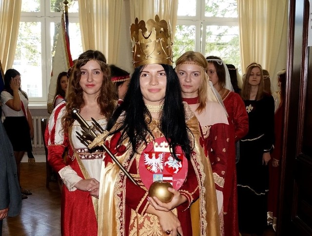 Na 25-lecie szkoły przybyła Królowa Jadwiga wraz z dworkami
