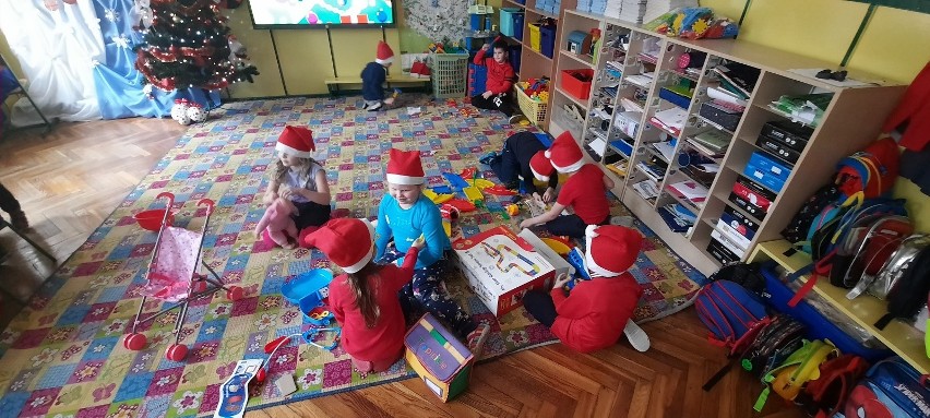 Mikołajki w przedszkolu w Kurozwękach. Wiele prezentów i świetna zabawa (ZDJĘCIA)