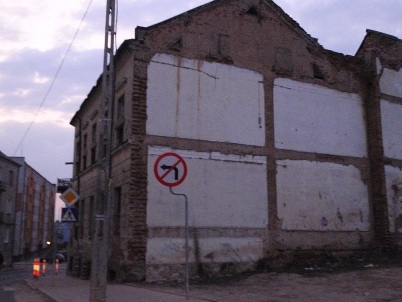 Ruiny w centrum: Mieszkańcy łukiem omijają budynki, z których spadają cegły (zdjęcia)