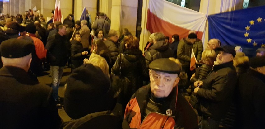 Protest Komitetu Obrony Demokracji przed Sądem Okręgowym w Kielcach. Przyszło ponad tysiąc osób ! (ZDJĘCIA)