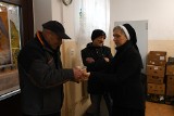 Świąteczny poczęstunek dla bezdomnych w Kielcach. Caritas Diecezji Kieleckiej przygotowała pyszny żurek z jakiem i kiełbasą