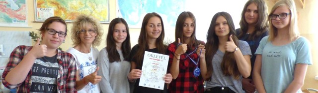 Uczennice buskiego Samorządowego Gimnazjum numer 2 - z opiekunem Małgorzatą Gabryś - prezentują tylko część trofeów, jakie przywiozły z Sziget Olimpia 2016.