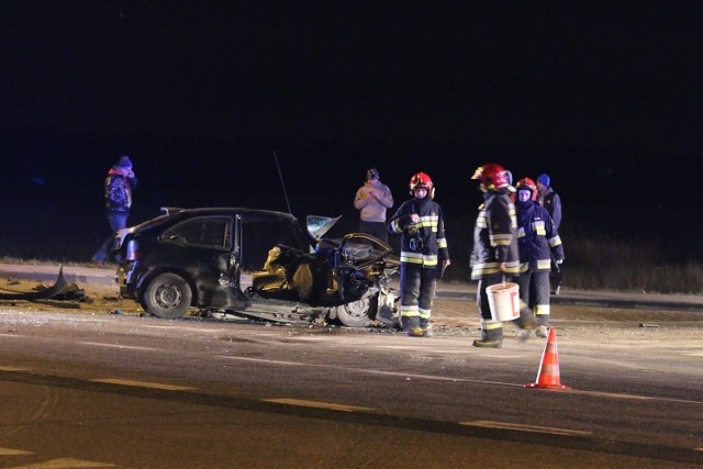 Tragiczny wypadek pod Wrocławiem na drodze nr 94. Dwa auta zderzyły się w Krępicach. Jedna osoba nie żyje, 6 jest rannych