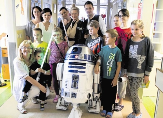 Robot R2-D2 był prawdziwą gwiazdą spotkania. Rozmawiał z dziećmi, tańczył, a nawet śpiewał piosenki. Nie zabrakło też rycerzy Jedi.