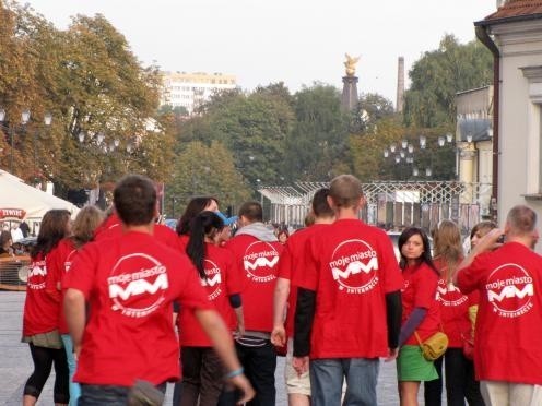 Ubrani w czerwone koszulki użytkownicy portalu MM Białystok zrobili sobie pamiątkową fotografię