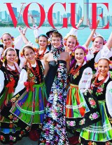 Łowiczanki w Chicago na okładce październikowego numeru Vogue Polska. Monika Jac Jagaciak pozuje z zespołem ludowym Polonia