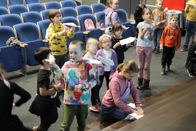 Dla najmłodszych zaplanowano w kwietniu kolejny wykład w ramach Uniwersytetu Dziecięcego w Chełmnie. Tu: poprzednie zajęcia - o lataniu - z dr inż. Emilem Smykiem