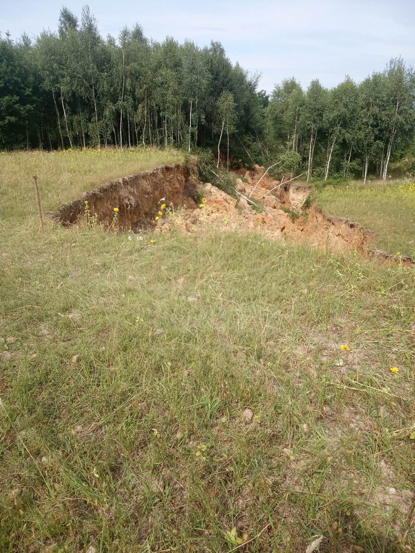 Ludzie są przerażeni. Obok ich domów w gminie Iwaniska zapadła się ziemia. Szczelina jest głęboka na kilkanaście metrów. Długa na kilkaset