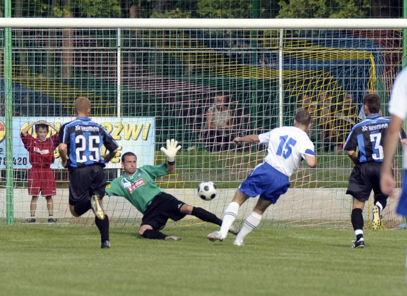 MKS Kluczbork wygral 2-1 z Zawiszą Bydgoszcz.