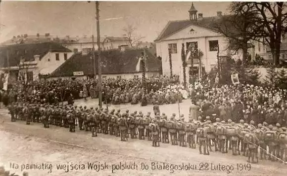 Wojsko polskie wkroczyło do Białegostoku 19 lutego 1919 roku, ale oficjalnie powitano je 22 lutego. Na zdjęciu udostępnionym nam przez historyka prof. Adama Dobrońskiego: msza polowa z udziałem wojska przed farą.