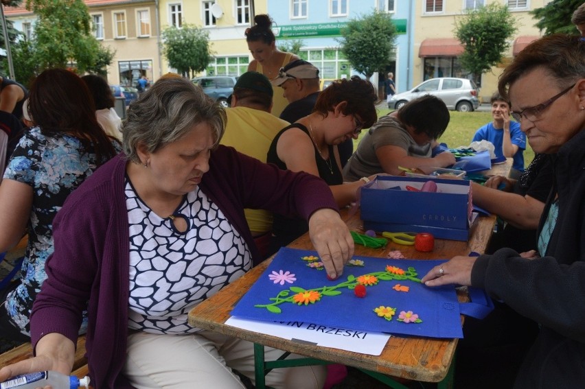 Uczestnicy festiwalu brali udział m.in. w plenerze malarskim...