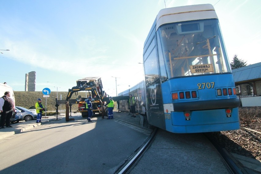 Tramwaj wykoleił się na pętli Oporów. Zablokowany przejazd (ZDJĘCIA)