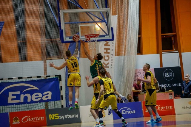 Koszykarze Enea Żubrów Chorten Białystok odrobili stratę z meczu I rundy wygrywając w Pruszkowie ze Zniczem 74:63