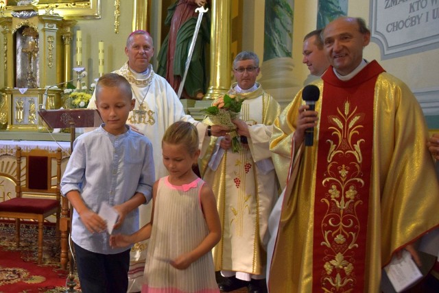 Biskup Piotr Turzyński gościem odpustu w parafii w Kazanowie. Wraz z proboszczem Marianem Dybalskim świętowali 30-lecie święceń kapłańskich.
