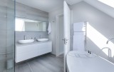 Metamorfoza łazienki bez wymiany kafelków - zdjęcia. Zobacz efekty malowania płytek, zmiany mebli i dodatków