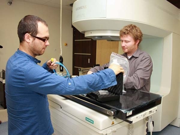 Technicy pracujący na nowym oddziale zajmują się kalibracją sprzętu, który wkrótce będzie służył pacjentom.