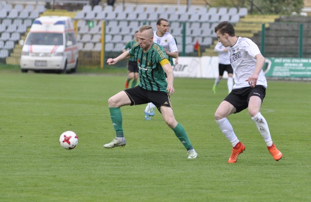 Napastnik Stali Stalowa Wola Adrian Gębalski (z piłką) strzelił jednego gola w Kołobrzegu, ale zielono-czarni przegrali 2:3.