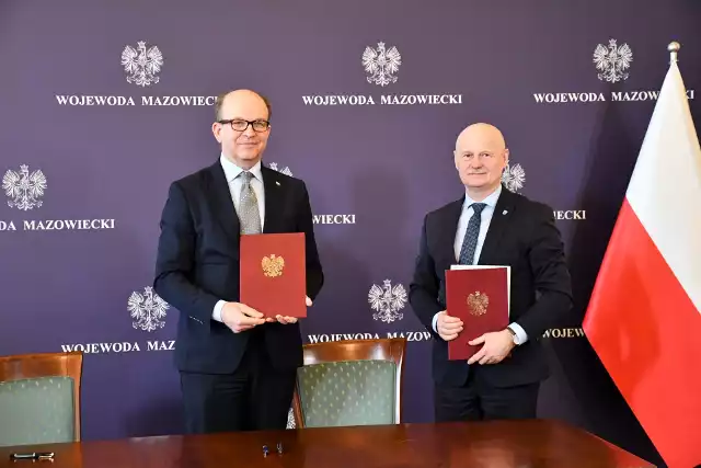 Podpisanie umowy w sprawie dofinansowania linii autobusowych, między (po lewej) Konstantym Radziwiłłem a burmistrzem gminy Grójec, Dariuszem Gwiazdą.