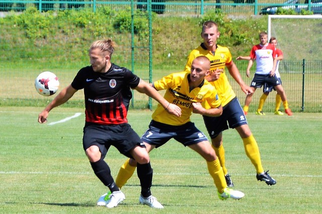 Trzebinianie (żółte koszulki) przegrali z Wólczanką Wólka Pełkińska po raz drugi w tym sezonie.