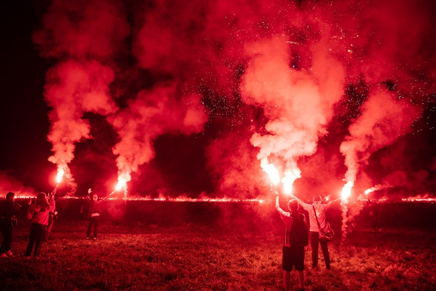 Wisła Kraków. Kibice „Białej Gwiazdy” odpalili race na Błoniach [ZDJĘCIA]