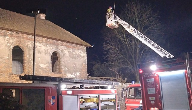 Dach pustostanu w Spytkowicach się zawalił. Podejrzewano, że w środku mogą przebywać bezdomni.