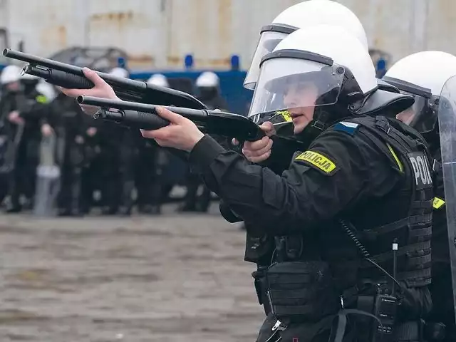 Kordon a w środku oddział z bronią gładkolufową. To jeden z policyjnych sposobów na krewkich kibiców. Zachodniopomorscy funkcjonariusze ćwiczą szyki policyjne, by zadbać o bezpieczeństwo na Euro.  