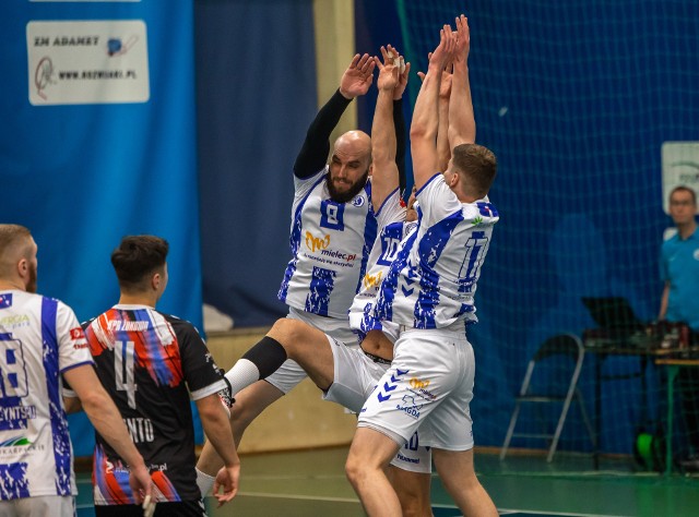 Handball Stal Mielec (biało-niebieskie koszulki) z Sosnowca wraca bez punktów.