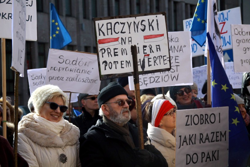 Pikieta KOD-u w obronie niezawisłości sądów. "Ziobro i Jaki razem do paki" (ZDJĘCIA)