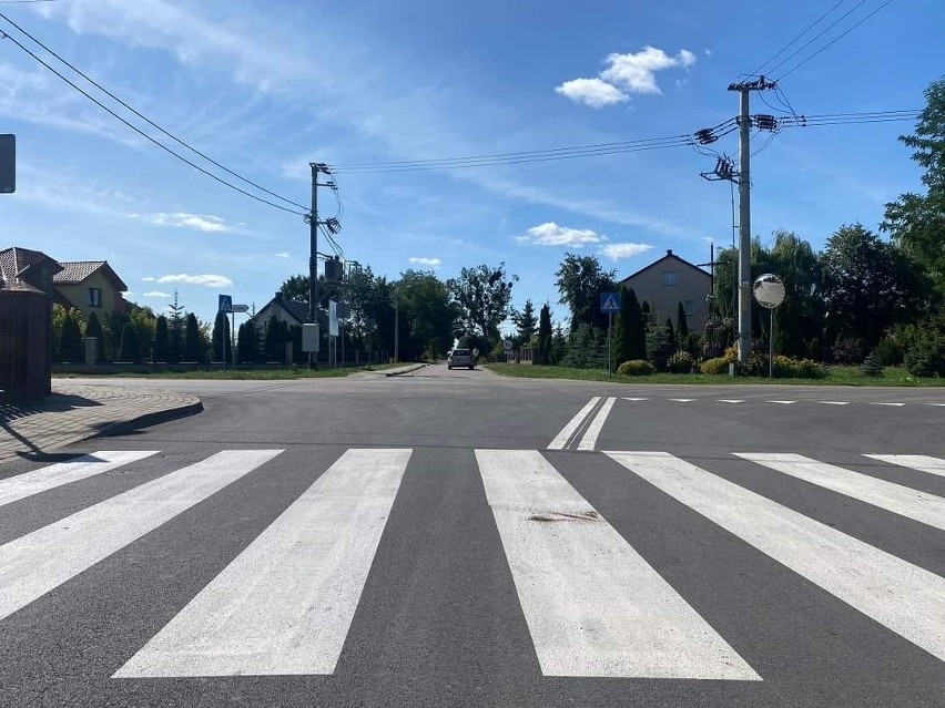 Nowy asfalt na trzech odcinkach dróg w Ławach w gminie Rzekuń. 30.08.2023. Zdjęcia