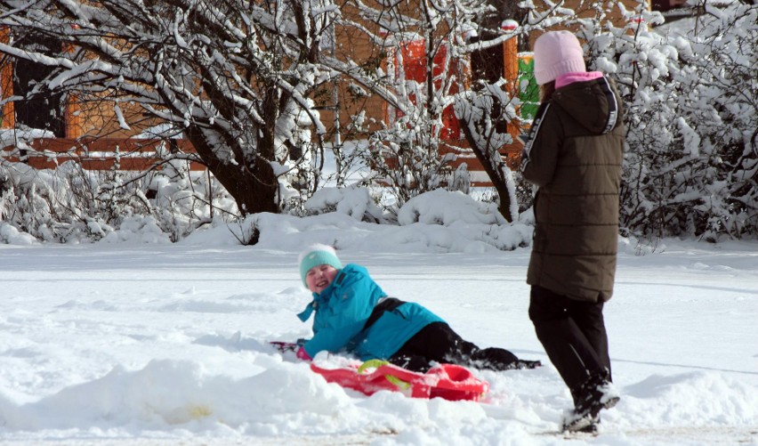 Biała zima zawitała do Grudziądza. Dużo radości dla dzieciaków na osiedlu Strzemięcin. Zobacz zdjęcia