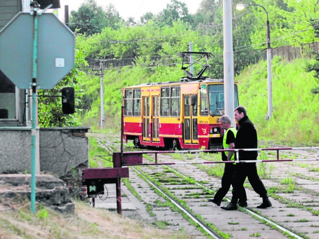 Żeby tramwaje mogły wyjechać z zajezdni, wagon musi być przestawiany na boczny tor z głównego - wyjazdowego