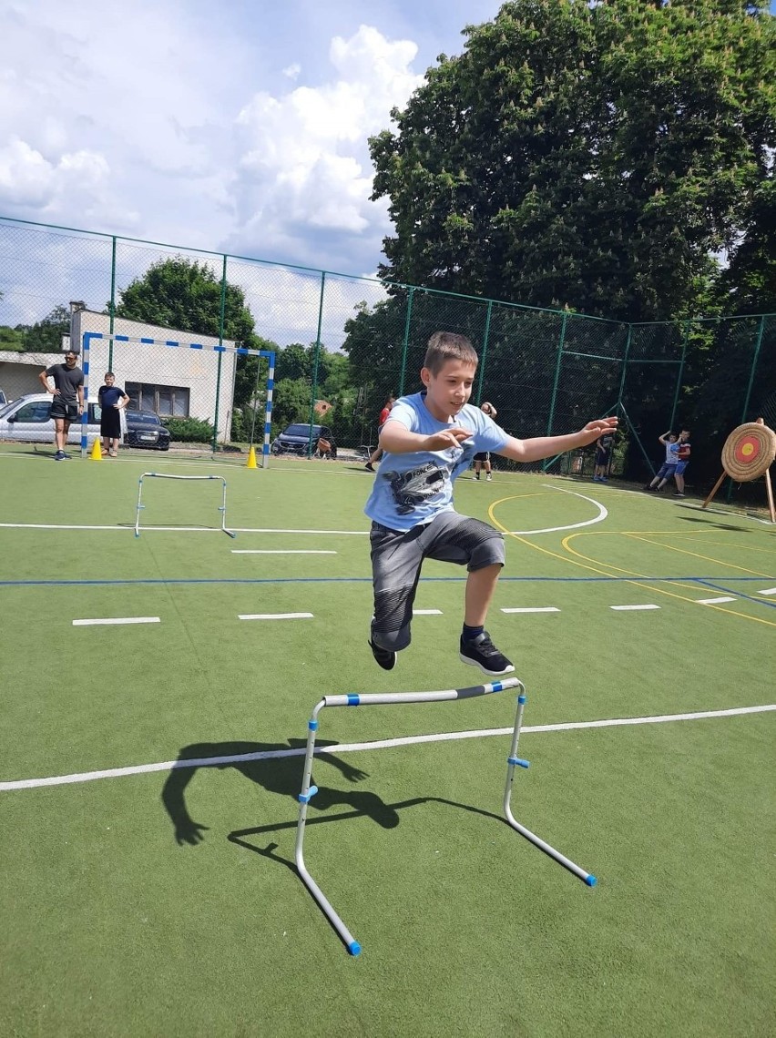 Udany Dzień Sportu połączony z Dniem Dziecka w Szkole Podstawowej w Niedźwicach. Zobacz jak świętowali najmłodsi 