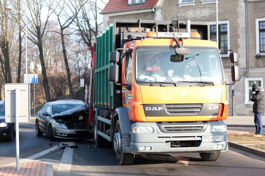 Volkswagen zderzył się ze śmieciarką w Zielonej Górze.