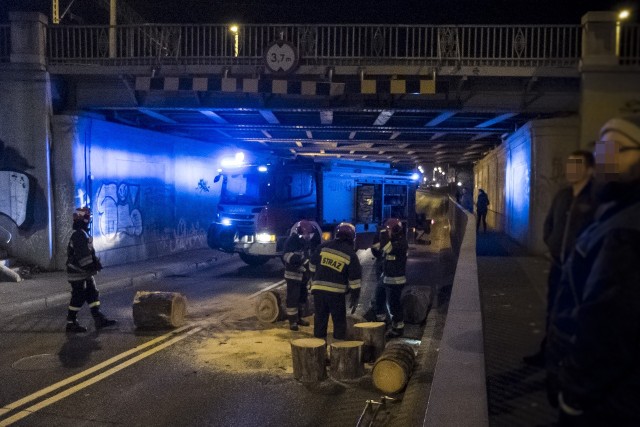 Dwa zastępy strażaków brały udział w akcji usuwania bali drewna, które spadły przed godz. 19 z ciężarówki i zablokowały przejazd pod wiaduktem na ulicy Chocimskiej w Brzegu (DK 39). Strażacy pocięli ok. 2-metrowe bale i usunęli je poza jezdnię. Akcja trwała 35 minut.