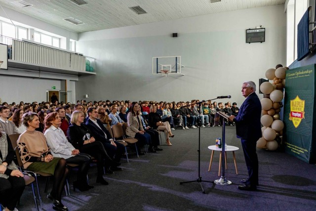 Prezydent Białegostoku Tadeusz Truskolaski spotkał się z uczniami, nauczycielami i dyrekcją II Liceum Ogólnokształcącego. Pogratulował im I miejsca w województwie w rankingu szkół ponadpodstawowych miesięcznika "Perspektywy"