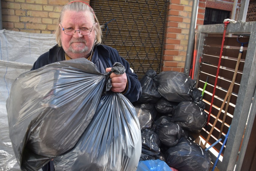 - Z powodu braku śmietników urosła już góra śmieci - mówi...