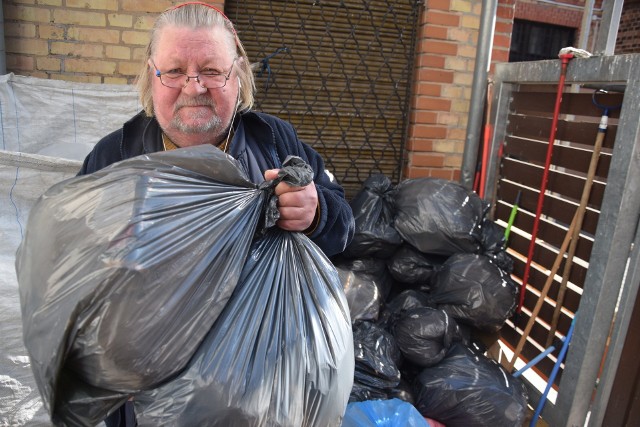 - Z powodu braku śmietników urosła już góra śmieci - mówi Tadeusz Kąkolewski.