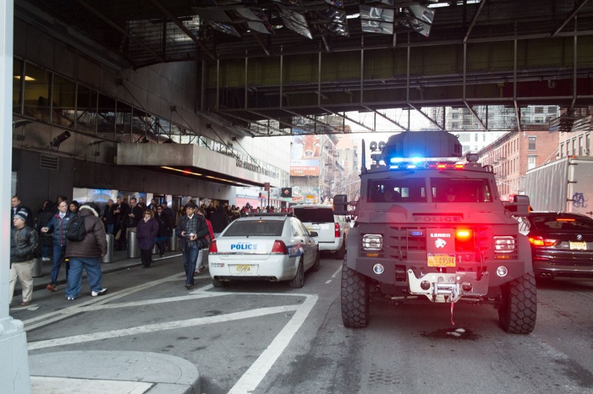 Zamach w Nowym Jorku. Eksplozja na dworcu autobusowym w okolicach Times Square. Są ranni [ZDJĘCIA]