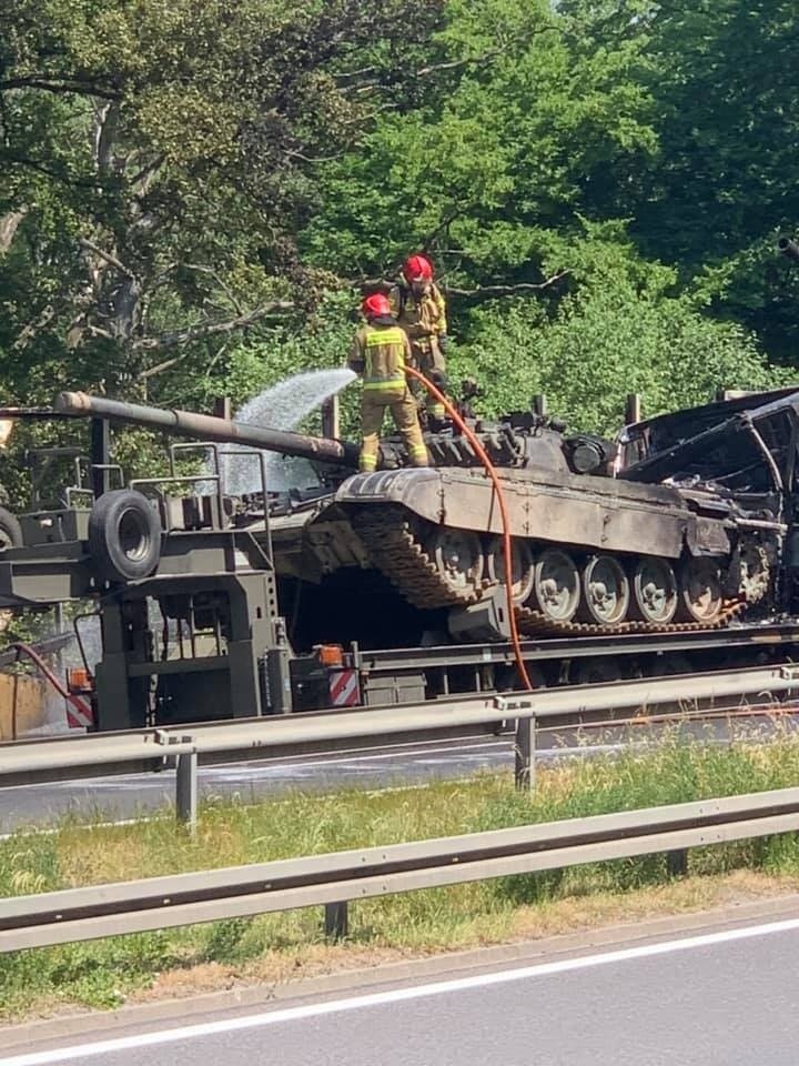 Pożar czołgu na A6 pod Szczecinem. Zderzenie ciężarówek transportujących czołgi. AKTUALIZACJA i ZDJĘCIA 20.06.2021