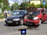 Zderzenie dwóch aut na skrzyżowaniu w Gnieźnie. Matka z dzieckiem trafiła do szpitala