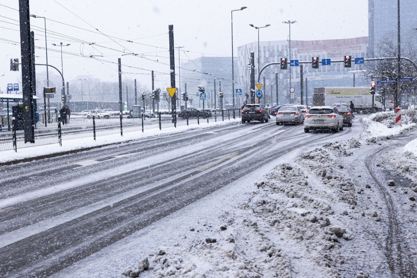 Biały puch pokrył Kraków. Zobaczcie, jak malowniczo prezentuje się zimowe miasto