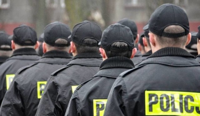 20 słuchaczy ze Szkoły Policji w Słupsku pod koniec szkolenia zawodowego i po zdobyciu odpowiedniej wiedzy, po raz pierwszy wyszło do służby  w terenie.