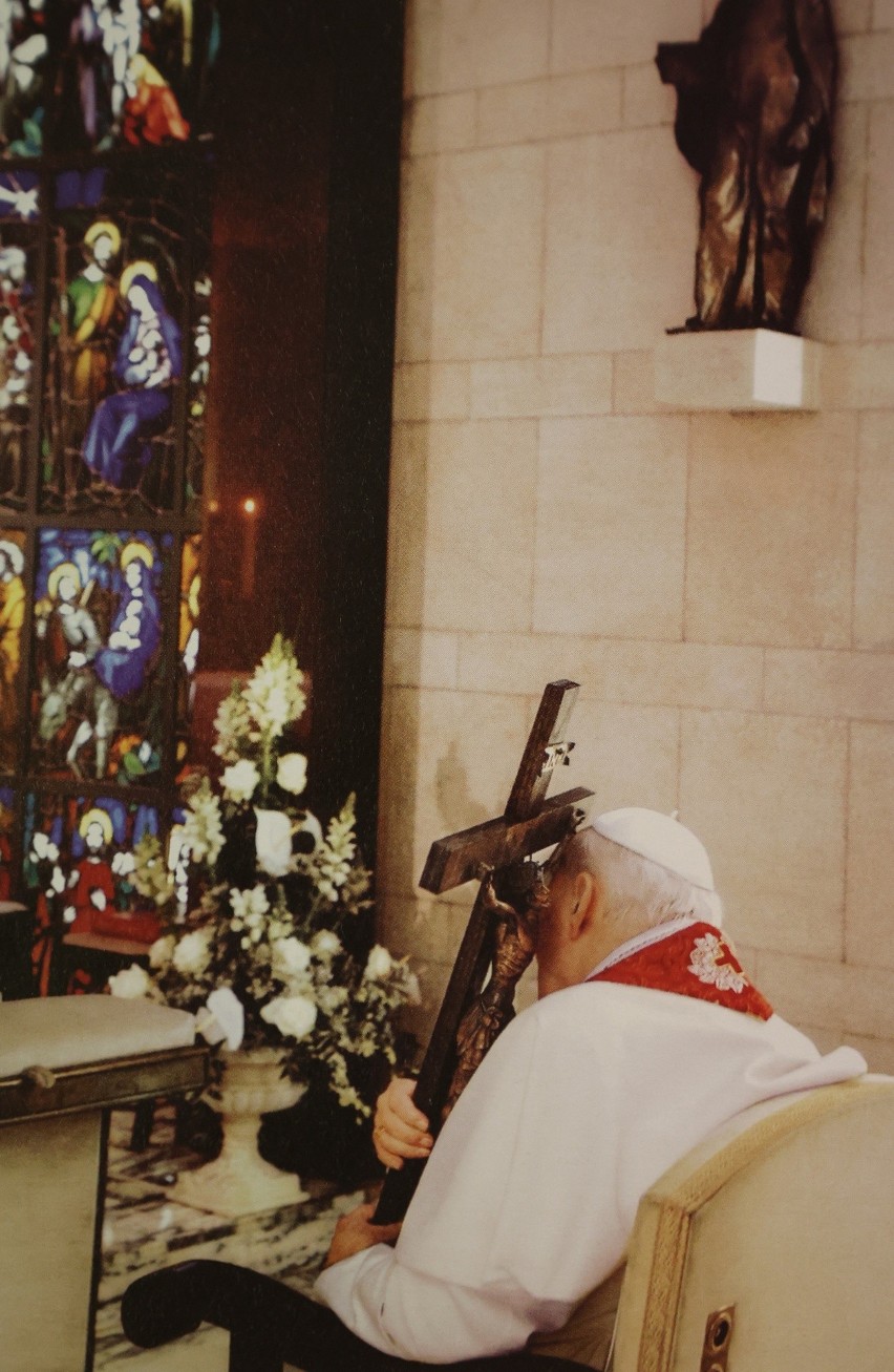Wielki Piątek 2005 roku. Jan Paweł II z krzyżem ze...